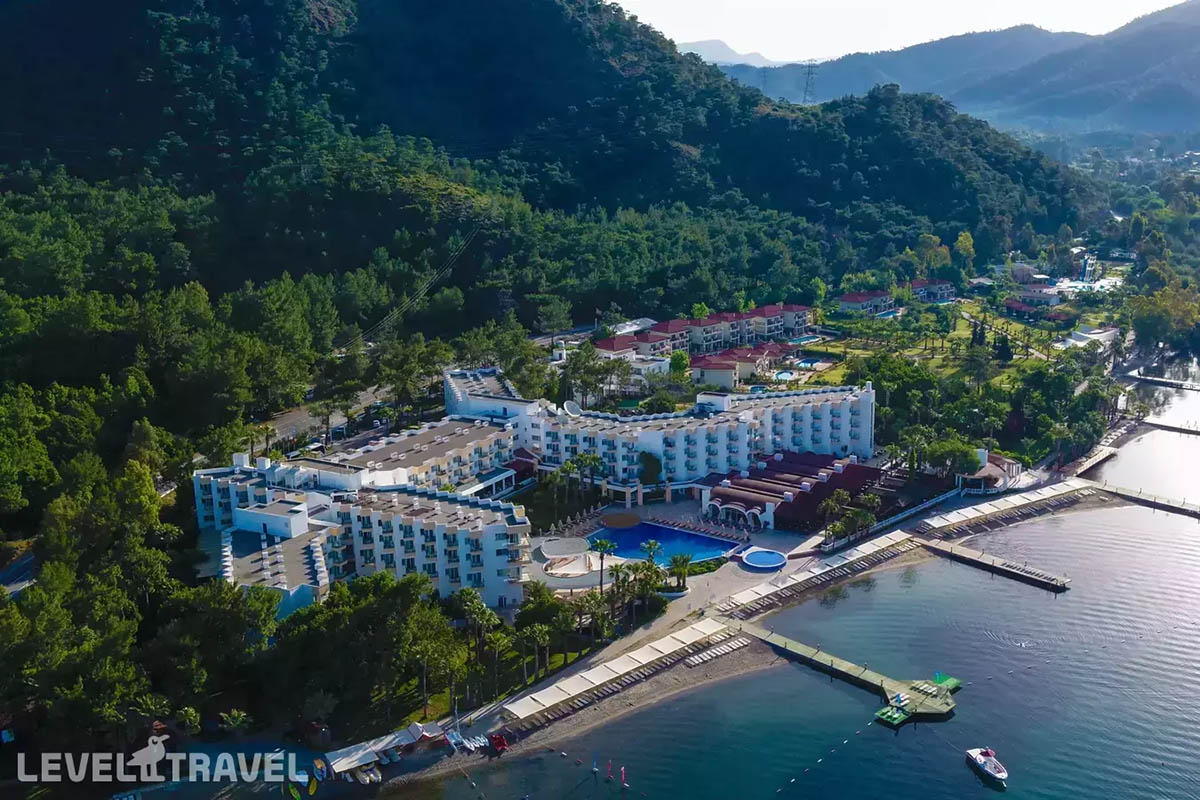 PGS Hotels Fortezza Beach Resort находится в тихом живописном уголке среди гор и сосен. Мармарис, Турция. Источник: halva.level.travel
