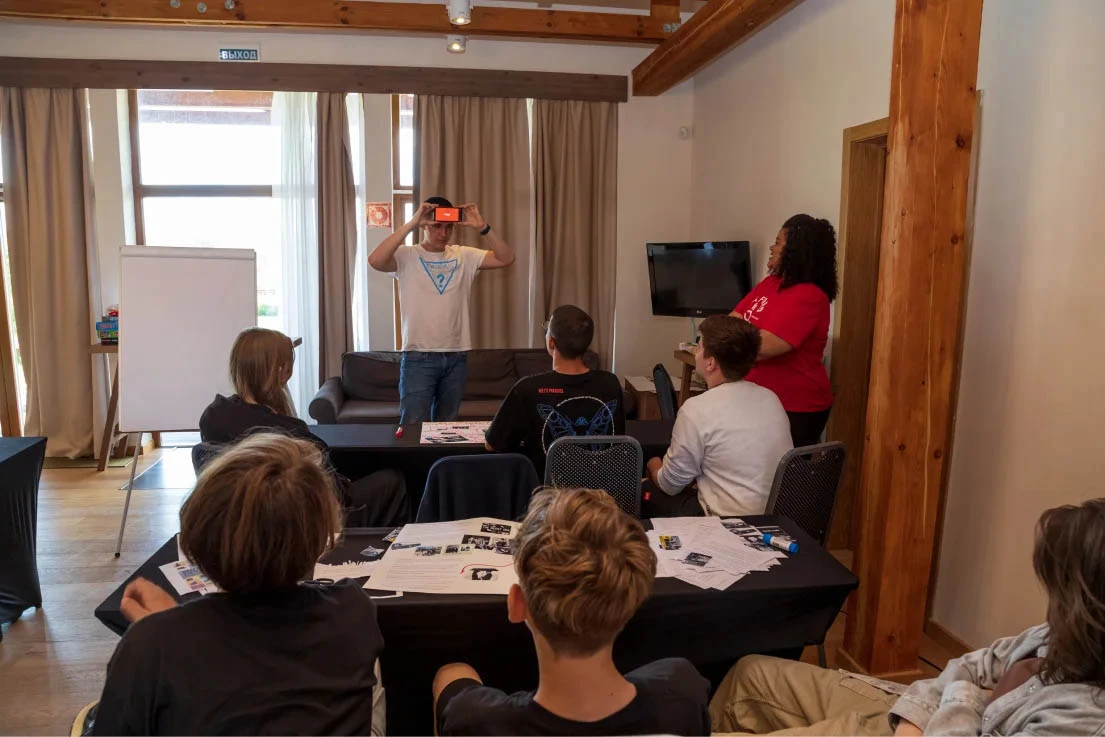 Ребенок полностью погружается в языковую среду. Источник: oxfordcamp.ru/highschool