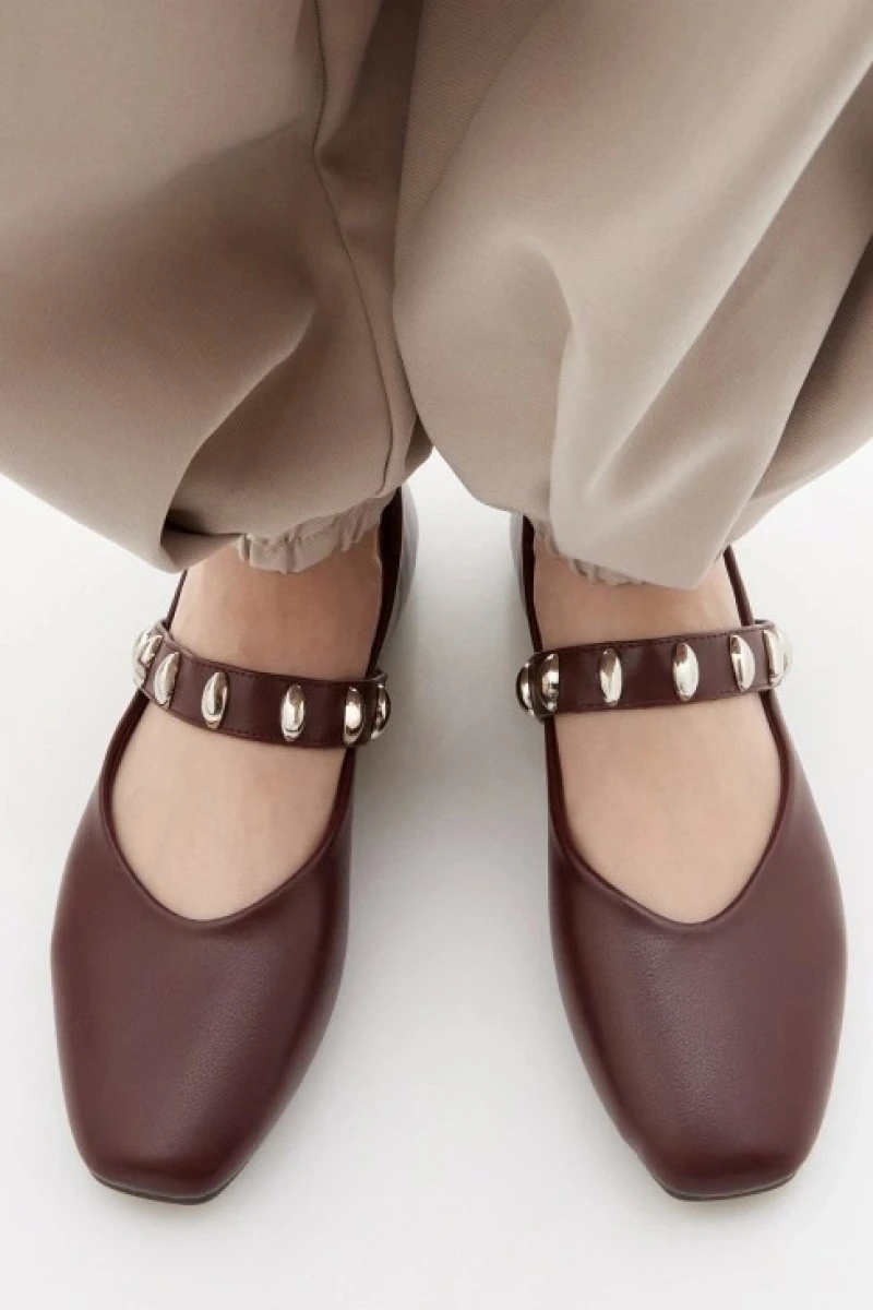 <span style="font-weight: 400;">Балетки с клепками. Источник: lamoda.ru</span>