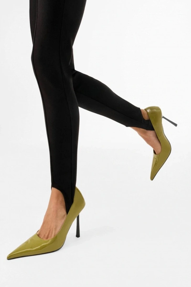 <span style="font-weight: 400;">Остроносые туфли оливкового цвета. Источник: lamoda.ru </span>