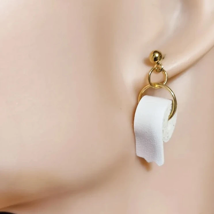 <span style="font-weight: 400;">Серьги с туалетной бумагой. Источник: ozon.ru</span>