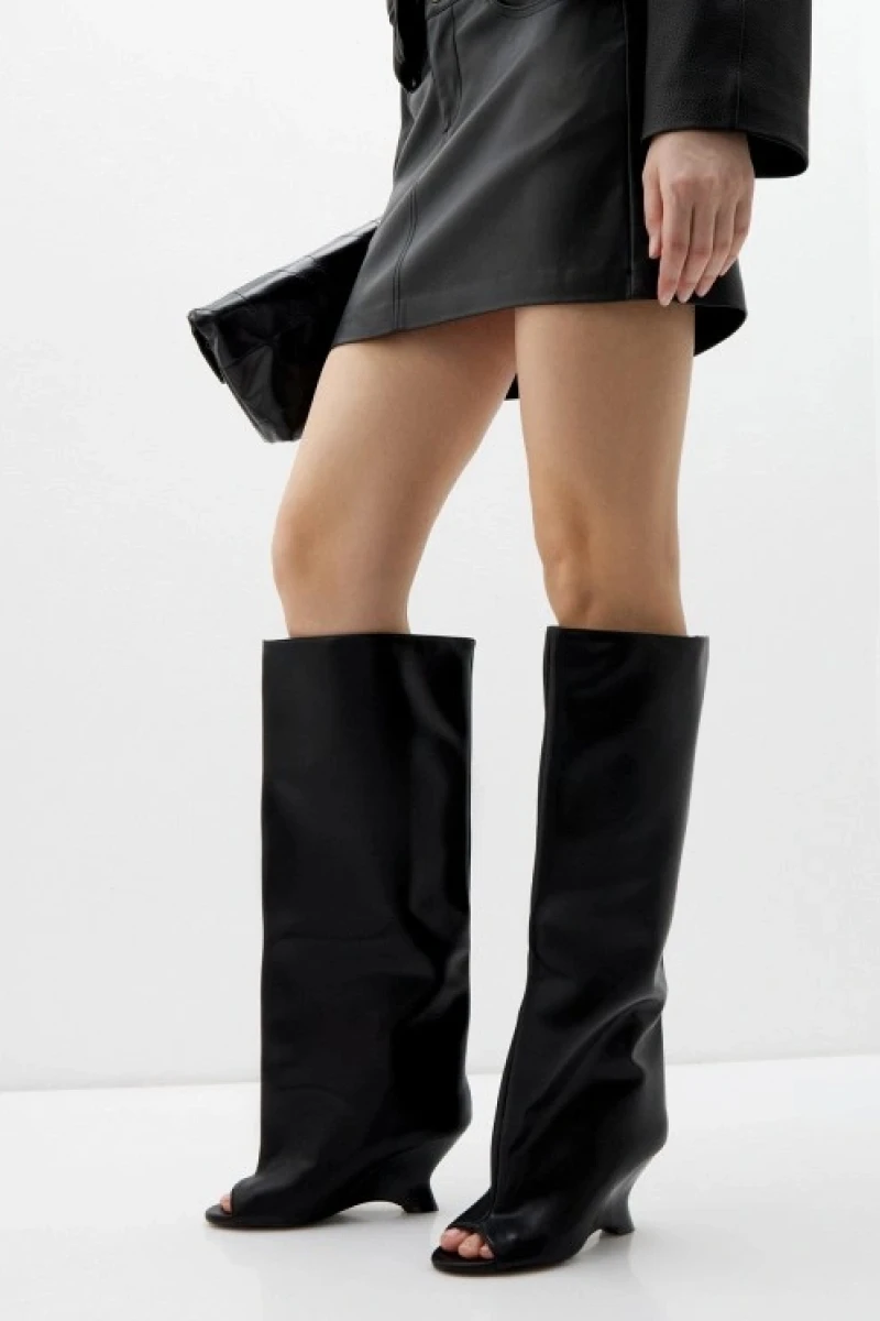 <span style="font-weight: 400;">Сапоги с открытым мыском. Источник: lamoda.ru</span>