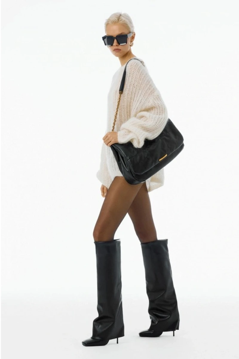 <span style="font-weight: 400;">Высокие сапоги с отворотами. Источник: lamoda.ru</span>