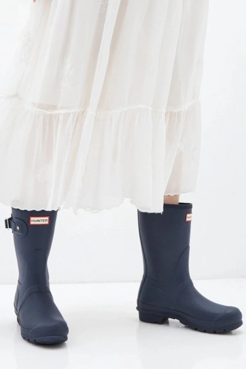 <span style="font-weight: 400;">Резиновые полусапоги. Источник: lamoda.ru </span>