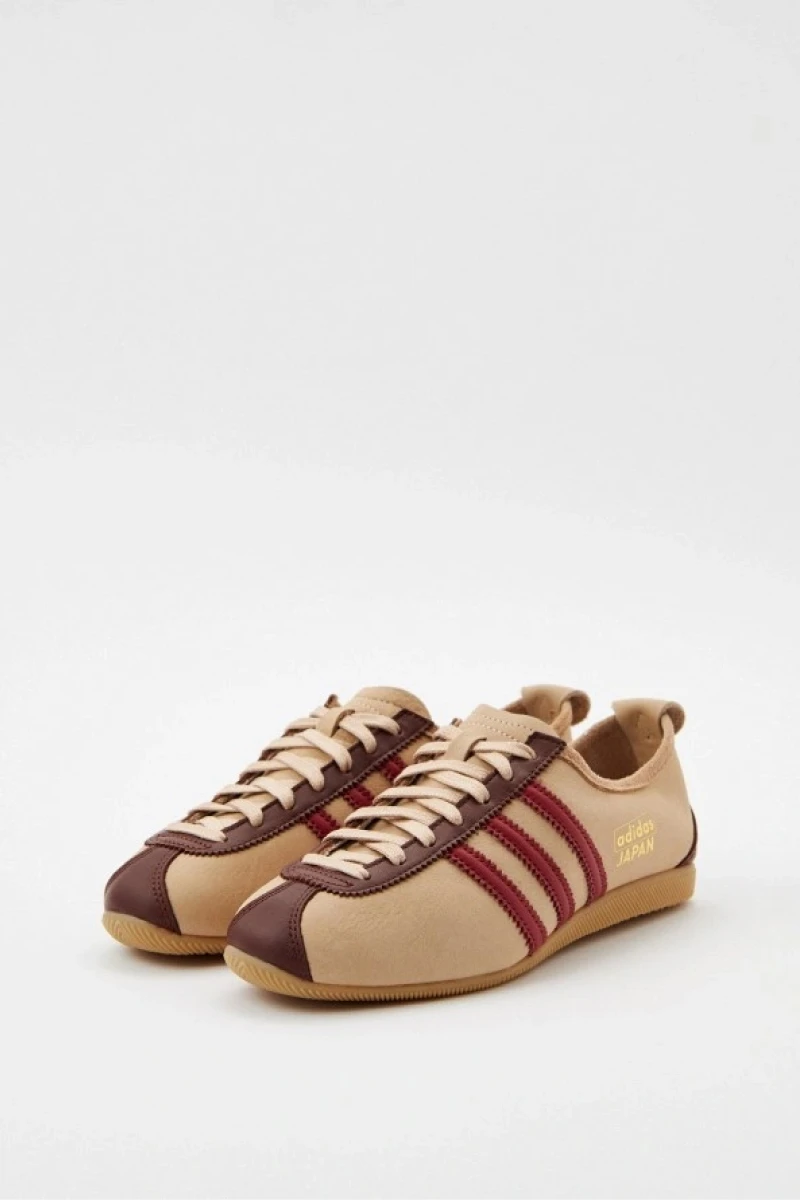 <span style="font-weight: 400;">Adidas Country Japan. Источник: lamoda.ru</span>