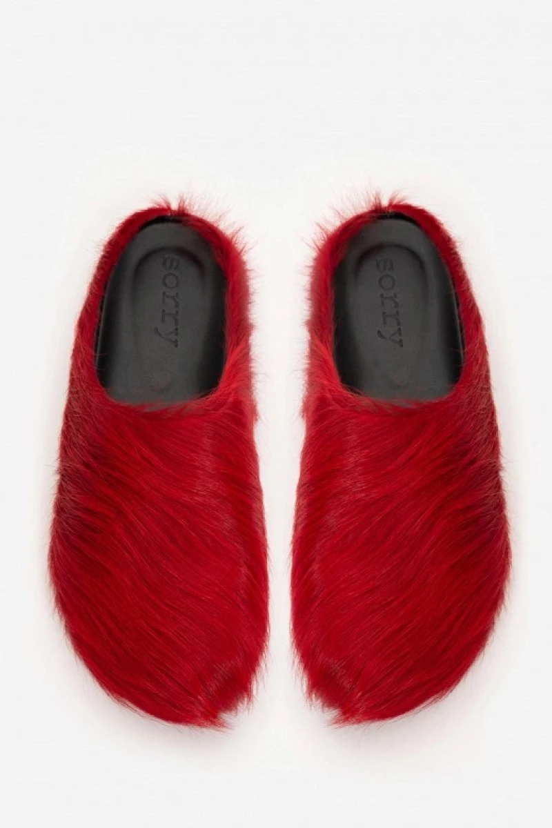 <span style="font-weight: 400;">Сабо с красным мехом. Источник: lamoda.ru</span>