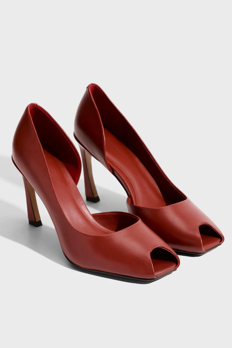 <span style="font-weight: 400;">Красные туфли с изогнутым каблуком. Источник: lamoda.ru</span>