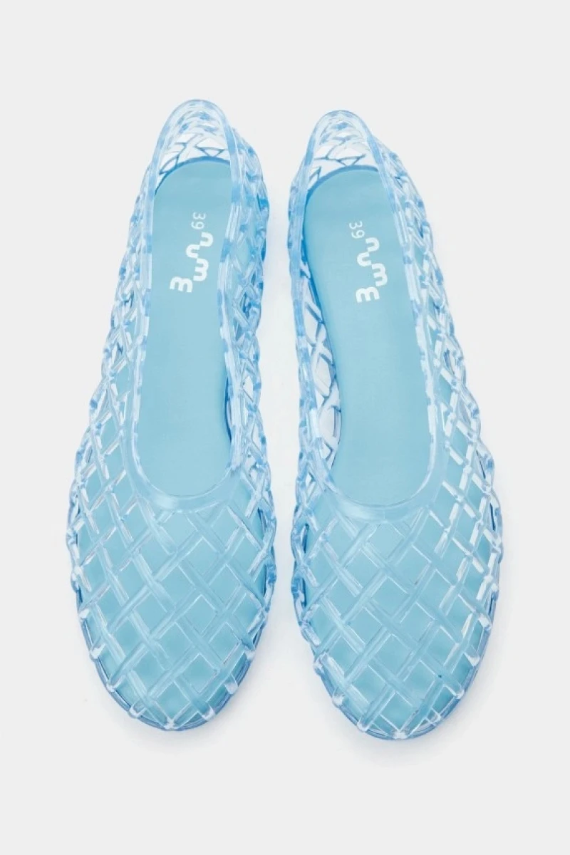 <span style="font-weight: 400;">«Желейные» балетки. Источник: lamoda.ru</span>