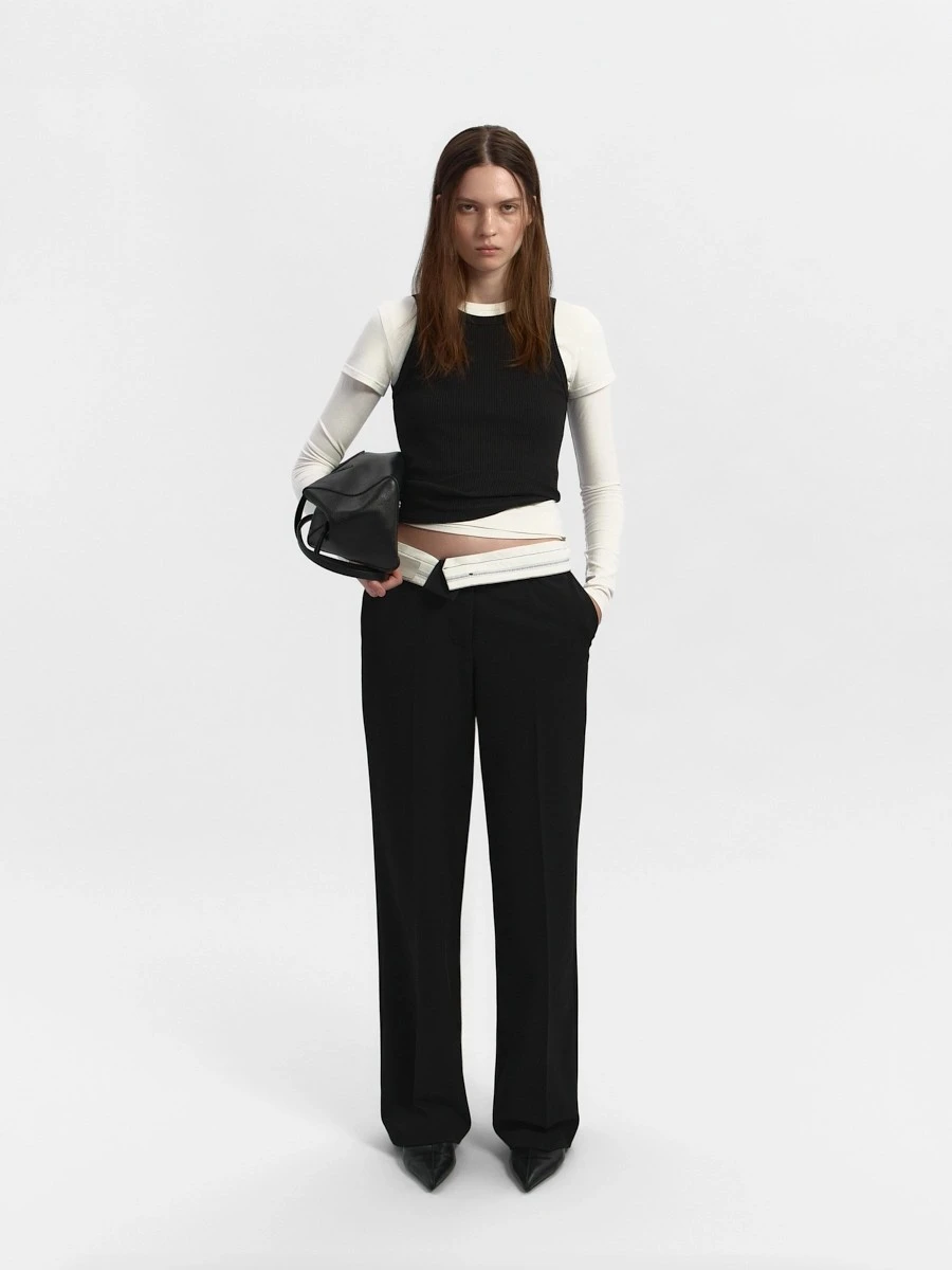 <span style="font-weight: 400;">Брюки — </span><a href="https://www.gate31.ru/product/bryuki-nora" target="_blank" rel="noopener"><span style="font-weight: 400;">11 990 ₽</span></a><span style="font-weight: 400;">. Источник: gate31.ru</span>