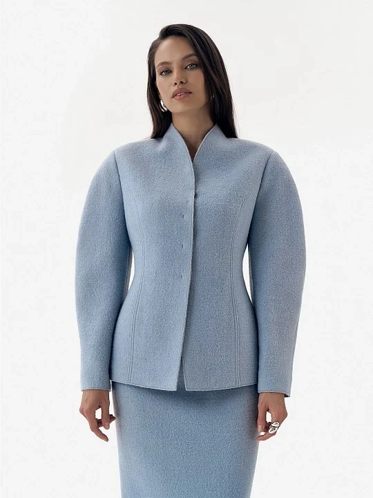 <span style="font-weight: 400;">Жакет из шерсти — </span><a href="https://elis.ru/catalog/pritalennyy-zhaket-iz-varenoy-shersti-2301729.html" target="_blank" rel="noopener"><span style="font-weight: 400;">16 999 ₽</span></a><span style="font-weight: 400;">. Источник: </span><span style="font-weight: 400;">elis.ru</span>