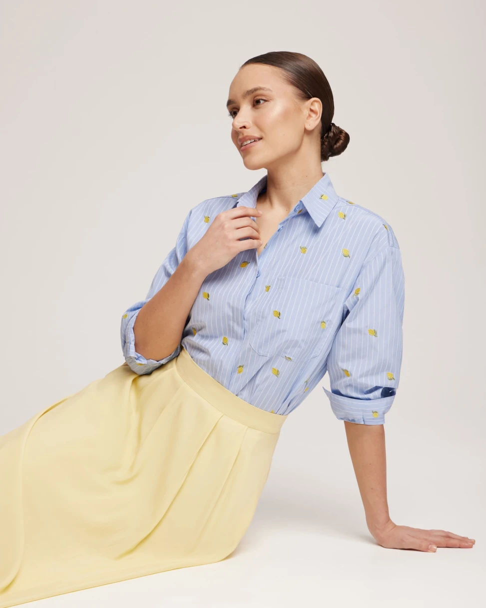 <p><span style="font-weight: 400;">Рубашка с вышивкой — </span><a href="https://tobeblossom.ru/products/031407-blue" target="_blank" rel="noopener"><span style="font-weight: 400;">12 990 ₽</span></a><span style="font-weight: 400;"> Источник: tobeblossom.ru</span></p>