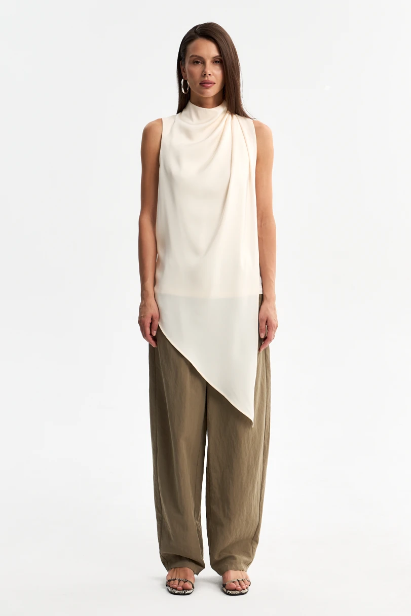 <span style="font-weight: 400;">Атласный топ — </span><a href="https://ame-store.ru/catalog/topy-i-bluzy/300093/" target="_blank" rel="noopener"><span style="font-weight: 400;">9590 ₽</span></a><span style="font-weight: 400;">. Источник: ame-store.ru</span>