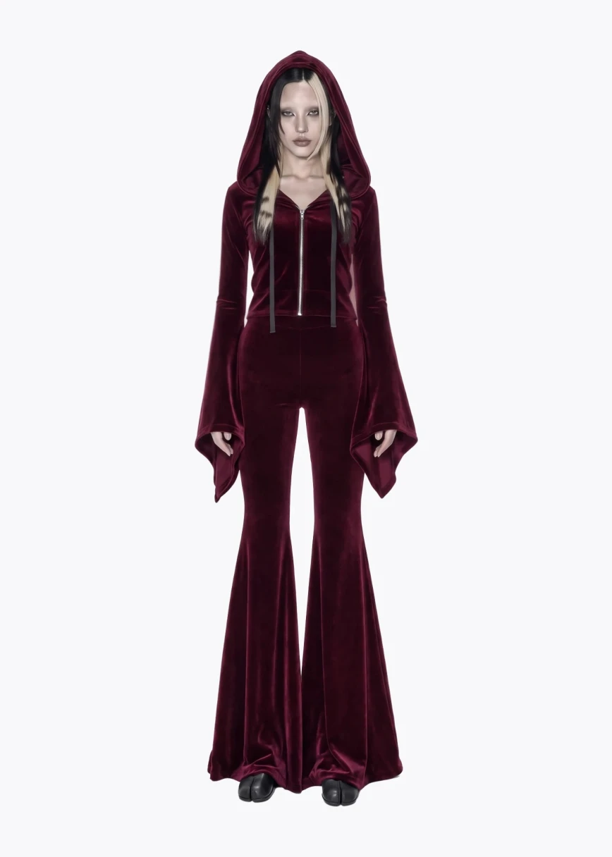 <p><span style="font-weight: 400;">Худи — </span><a href="https://batnorton.com/product/female/sweat/25751" target="_blank" rel="noopener"><span style="font-weight: 400;">7990 </span><span style="font-weight: 400;">₽</span></a><span style="font-weight: 400;">. Источник: </span><span style="font-weight: 400;">batnorton.com</span></p>