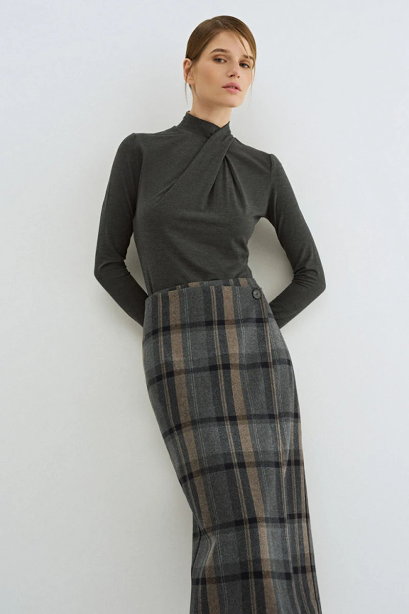 <span style="font-weight: 400;">Юбка миди </span><a href="https://ostin.com/product/yubka-midi-s-zapahom/41130860299?utm_medium=referral&utm_source=media.halvacard.ru&utm_campaign=blog&utm_term=text" target="_blank" rel="noopener"><span style="font-weight: 400;">Ostin</span></a><span style="font-weight: 400;"> — от 4599 ₽. Источник: ostin.com</span>