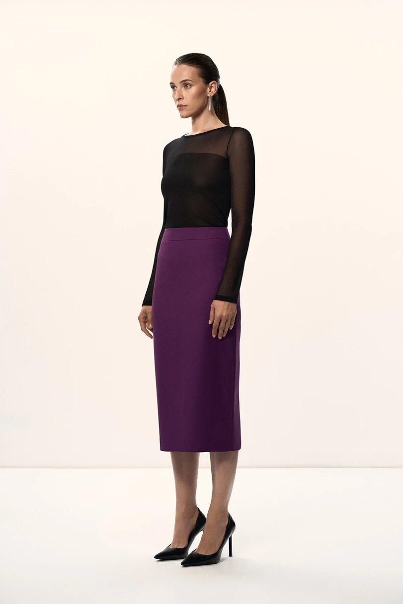 <span style="font-weight: 400;">Юбка-карандаш — </span><a href="https://vassatrend.ru/product/jubka-v267318s-2125c27" target="_blank" rel="noopener"><span style="font-weight: 400;">16 900 ₽</span></a><span style="font-weight: 400;">. Источник: </span><span style="font-weight: 400;">vassatrend.ru</span>