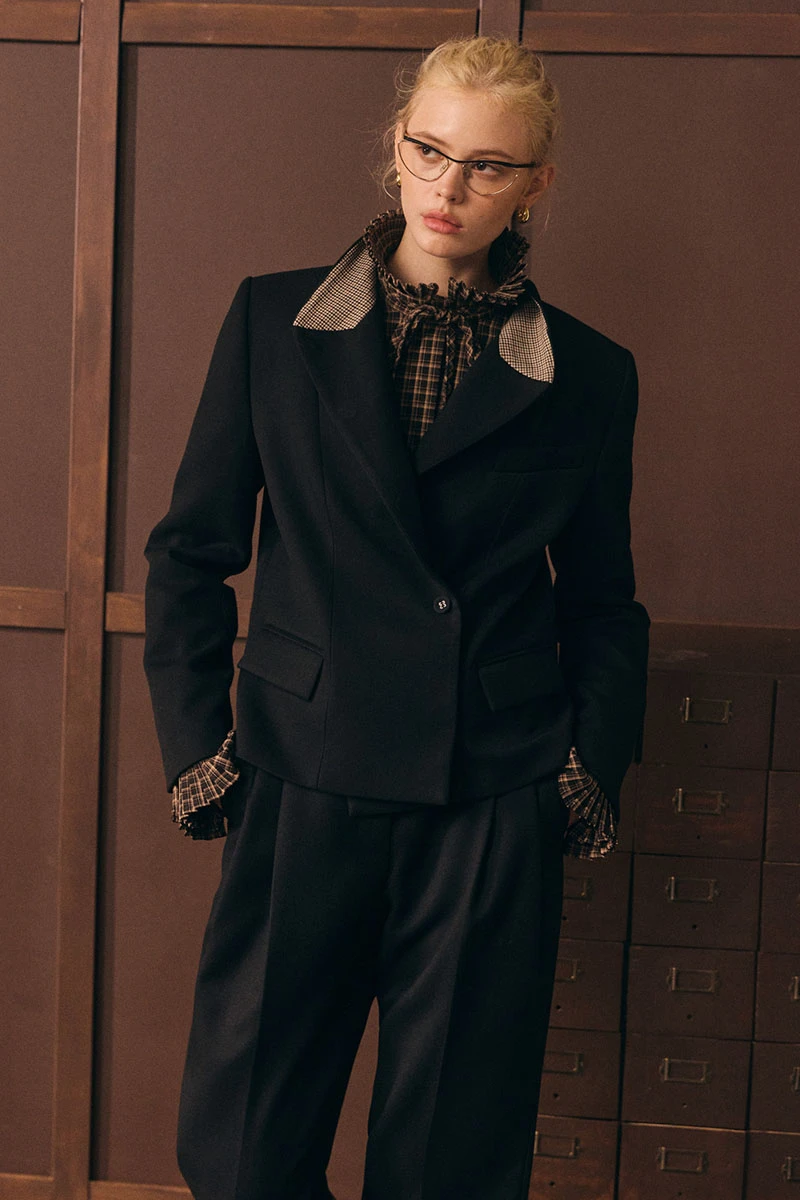 <p><span style="font-weight: 400;">Укороченный жакет </span><a href="https://lichi.com/ru/ru/product/52560?utm_medium=referral&utm_source=media.halvacard.ru&utm_campaign=blog&utm_term=text" target="_blank" rel="noopener"><span style="font-weight: 400;">Lichi</span></a><span style="font-weight: 400;"> с клетчатыми вставками — от 12 999 ₽. Источник: lichi.com</span></p>