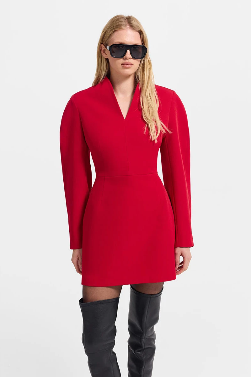 <span style="font-weight: 400;">Платье — </span><a href="https://loverepublic.ru/catalog/odezhda/platya/333819/" target="_blank" rel="noopener"><span style="font-weight: 400;">8999 ₽</span></a><span style="font-weight: 400;">. Источник: loverepublic.ru</span>
