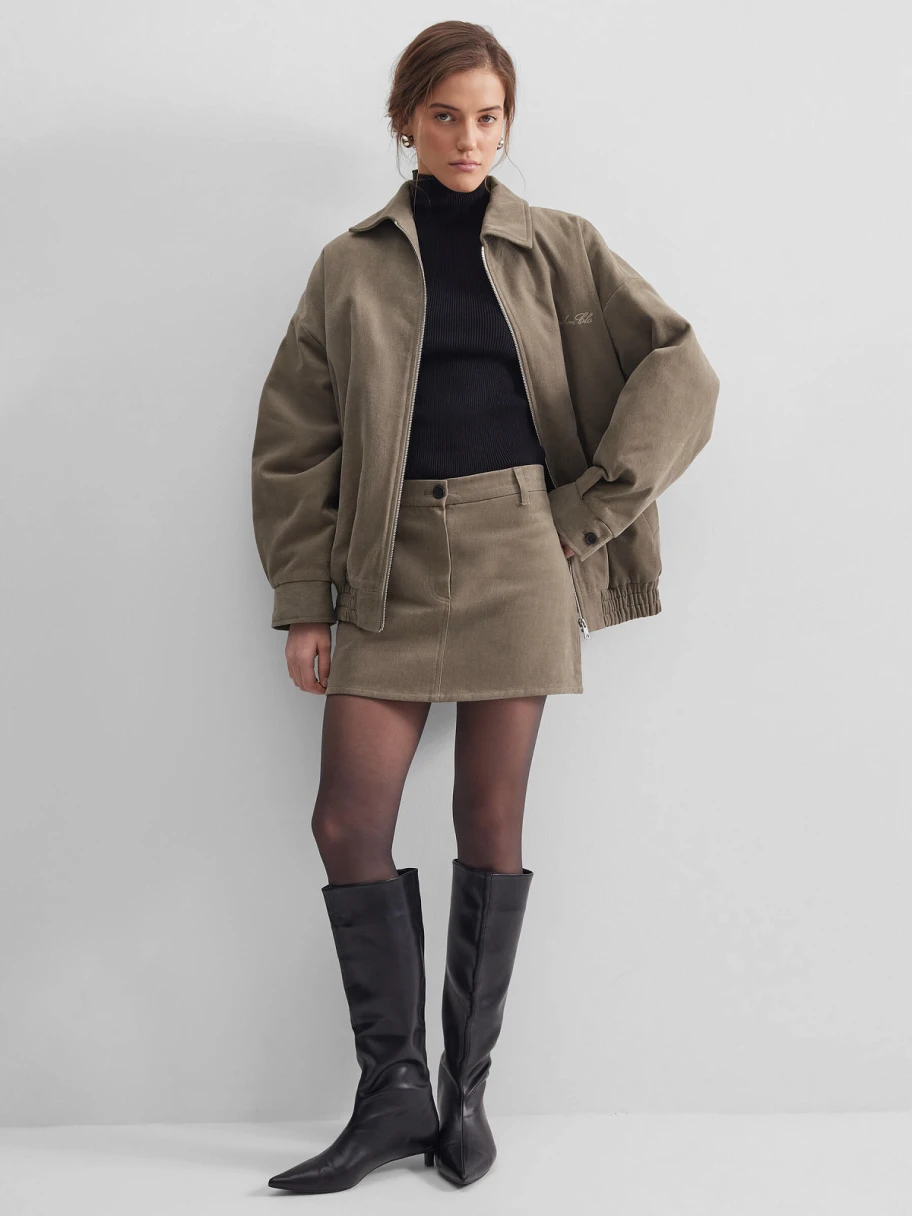 <p><span style="font-weight: 400;">Юбка из денима — </span><a href="https://www.lamoda.ru/p/mp002xw1e7lb/" target="_blank" rel="noopener"><span style="font-weight: 400;">3079 </span><span style="font-weight: 400;">₽</span></a><span style="font-weight: 400;">. Источник: </span><span style="font-weight: 400;">lamoda.ru</span></p>