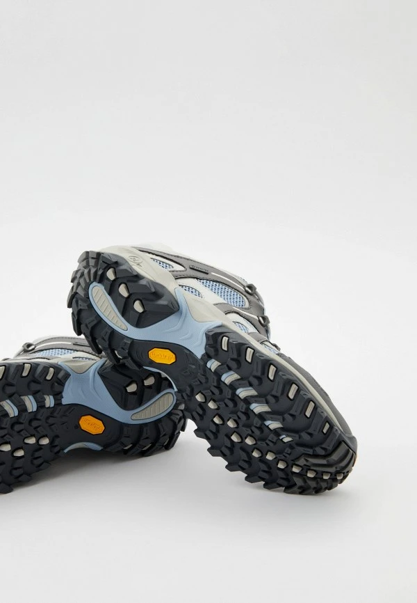 <p><span style="font-weight: 400;">Благодаря подошве скольжение минимальное. Источник: lamoda.ru</span></p>