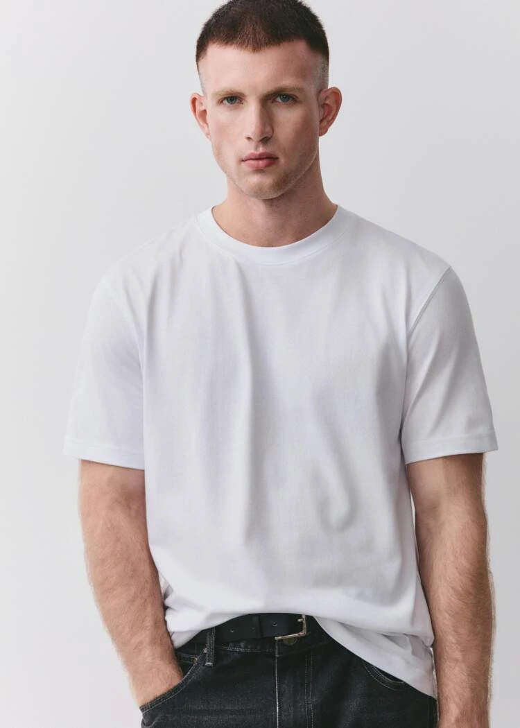 <p><span style="font-weight: 400;">Футболка прямого кроя — </span><a href="https://www.sela.ru/eshop/men/futbolki-i-longslivy/SL6810110204_1/" target="_blank" rel="noopener"><span style="font-weight: 400;">1299 ₽</span></a><span style="font-weight: 400;">. Источник: sela.ru</span></p>