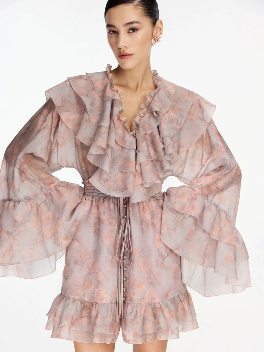 <span style="font-weight: 400;">Платье в стиле бохо — </span><a href="https://truered.ru/catalog/platya_i_sarafany/plate_bokho_iz_tensela_i_lna_260202/" target="_blank" rel="noopener"><span style="font-weight: 400;">12 500 ₽</span></a><span style="font-weight: 400;">. Источник: truered.ru</span>