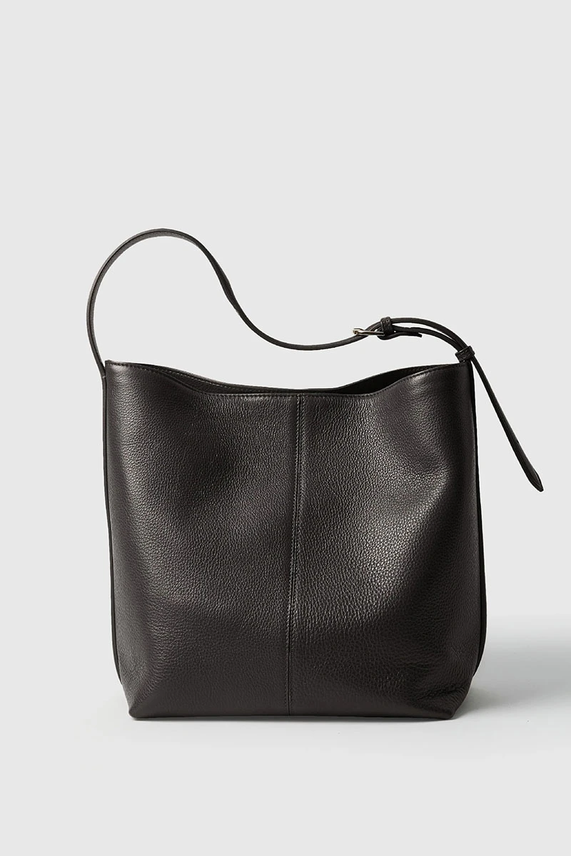 <span style="font-weight: 400;">Сумка </span><a href="https://ostin.com/product/sumka-shopper-iz-iskusstvennoj-kozhi/40172310299?utm_medium=referral&utm_source=media.halvacard.ru&utm_campaign=blog&utm_term=text" target="_blank" rel="noopener"><span style="font-weight: 400;">Ostin</span></a><span style="font-weight: 400;"> — от 3999 ₽. Источник: ostin.com </span>