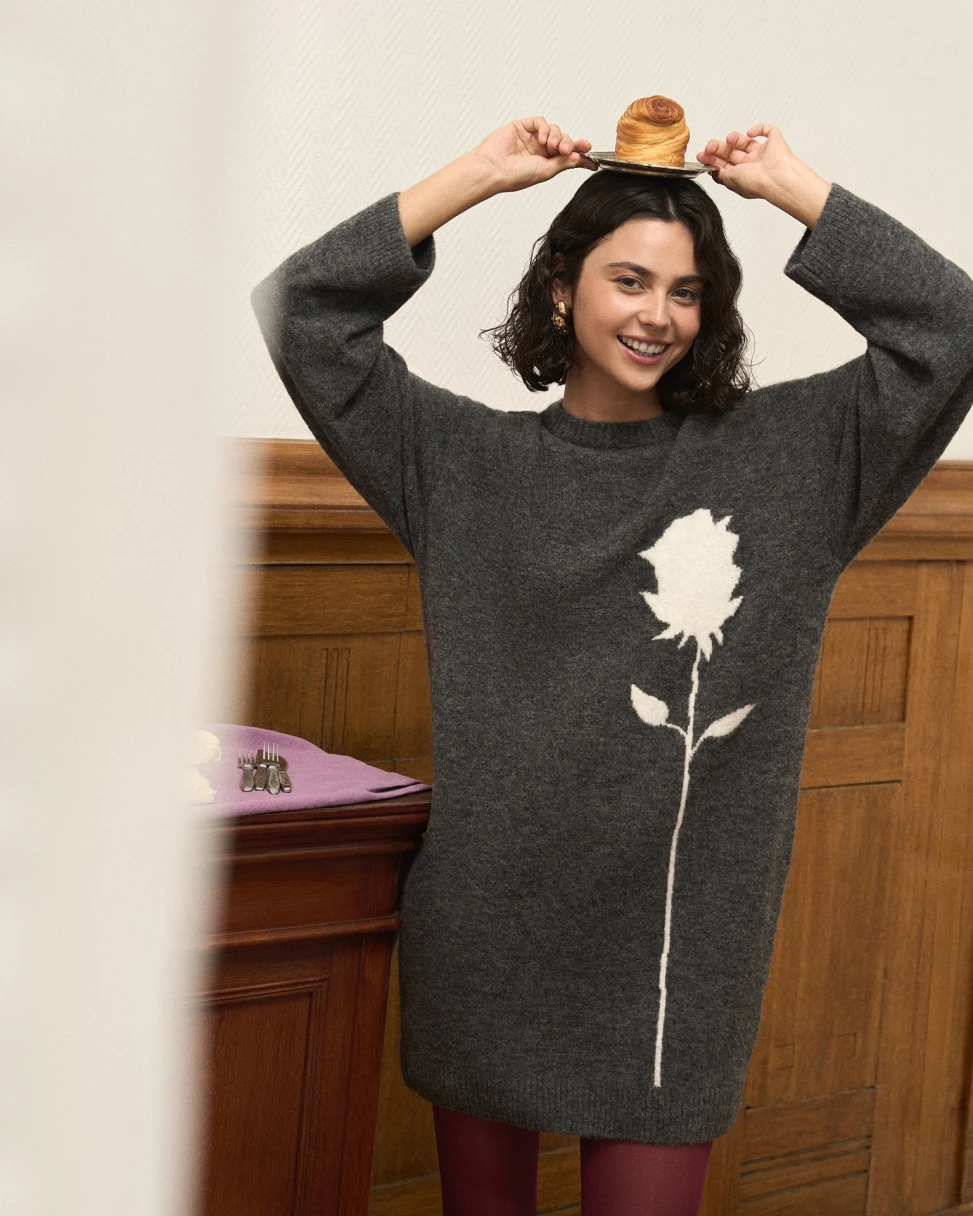 <span style="font-weight: 400;">Платье-свитер — </span><a href="https://tobeblossom.ru/products/101672-dark-gray" target="_blank" rel="noopener"><span style="font-weight: 400;">14 990 ₽</span></a><span style="font-weight: 400;">. Источник: tobeblossom.ru</span>