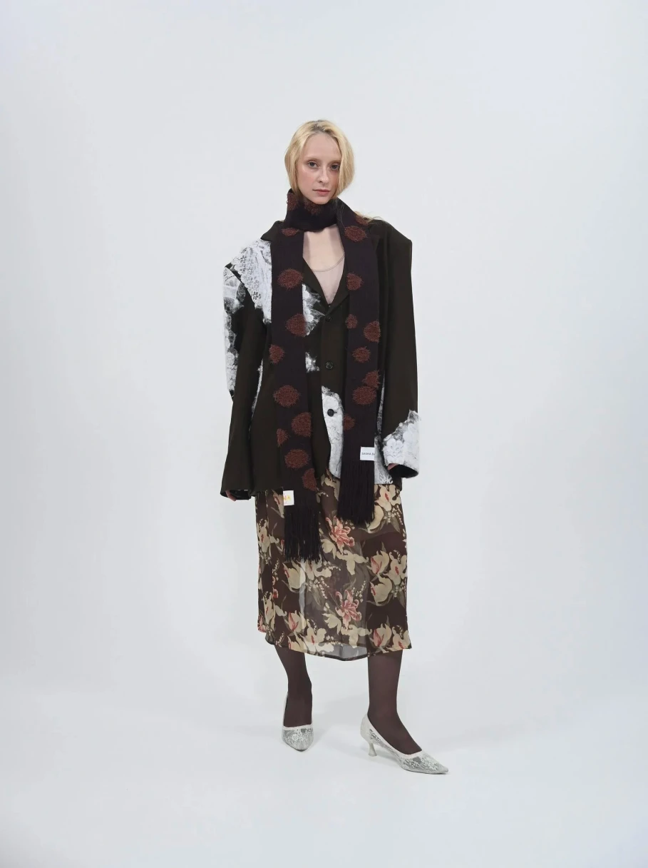 <span style="font-weight: 400;">Юбка — </span><a href="https://sashabarbakov.ru/catalog/tproduct/166603656092-sharf-sotkannii-shokoladnii" target="_blank" rel="noopener"><span style="font-weight: 400;">28 000 ₽</span></a><span style="font-weight: 400;">. Источник: </span><span style="font-weight: 400;">sashabarbakov.ru</span>