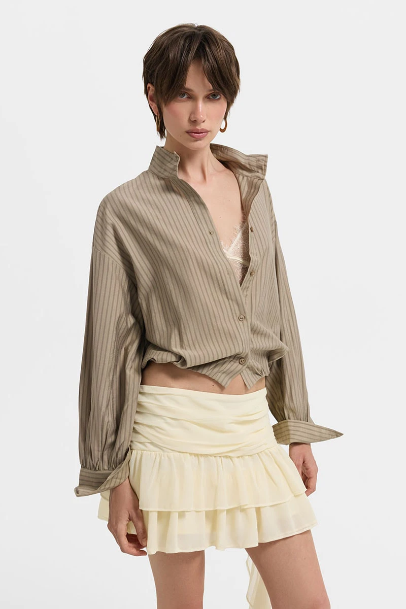 <span style="font-weight: 400;">Рубашка сатиновая </span><a href="https://loverepublic.ru/catalog/odezhda/bluzy/335291/?utm_medium=referral&utm_source=media.halvacard.ru&utm_campaign=blog&utm_term=text" target="_blank" rel="noopener"><span style="font-weight: 400;">Love Republic</span></a><span style="font-weight: 400;"> — 3999 ₽. Источник: loverepublic </span>