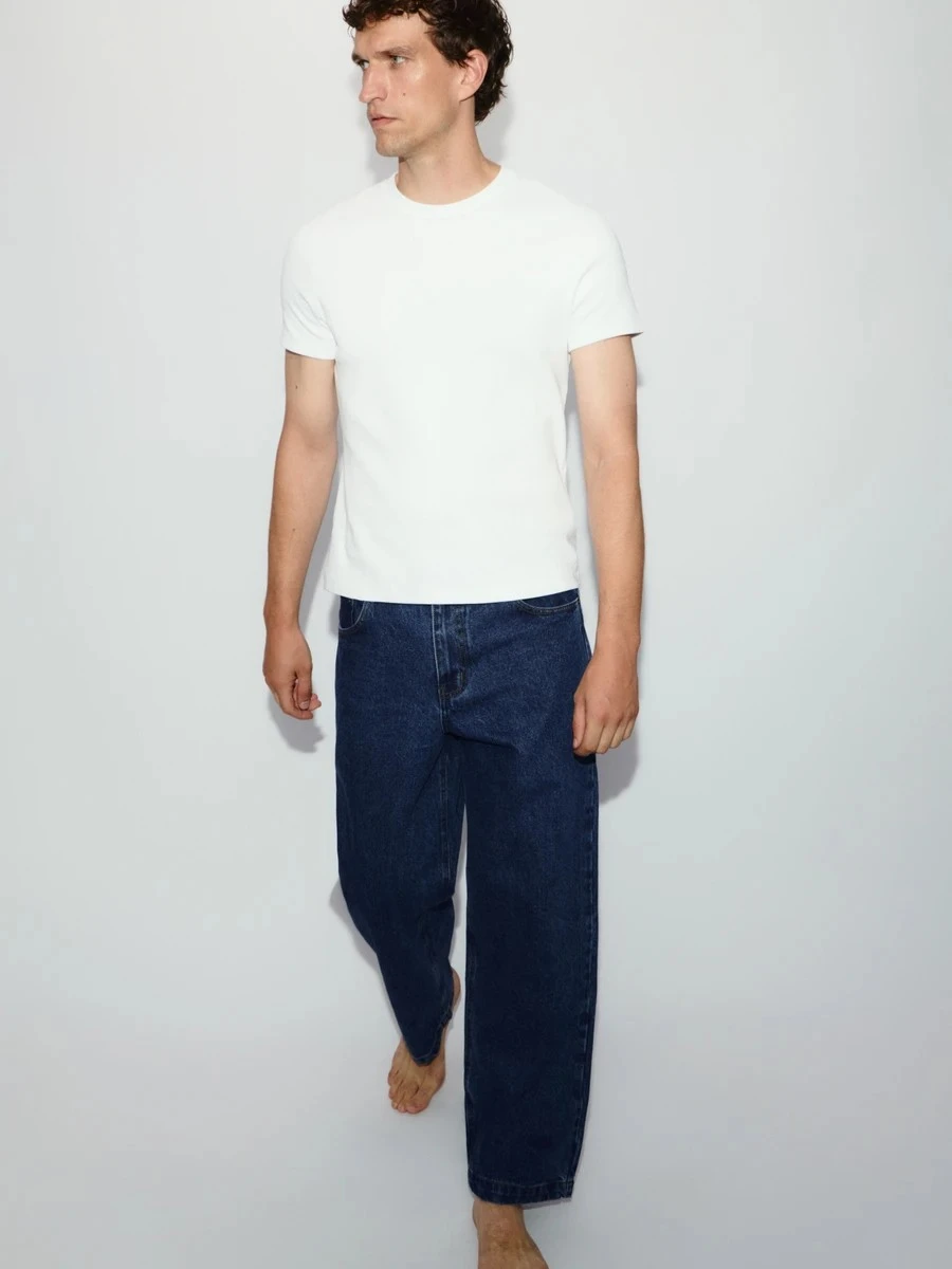 <p><span style="font-weight: 400;">Джинсы широкого кроя — </span><a href="https://zarina.ru/catalog/product/baggyb1126-103/" target="_blank" rel="noopener"><span style="font-weight: 400;">3999 ₽</span></a><span style="font-weight: 400;">. Источник: zarina.ru</span></p>