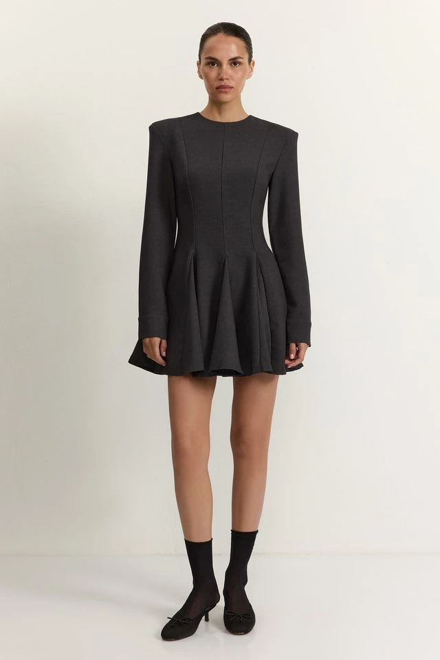 <p><span style="font-weight: 400;">Платье — </span><a href="https://www.lamoda.ru/p/mp002xw0ux5c/clothes-toptop-plate/" target="_blank" rel="noopener"><span style="font-weight: 400;">8990 ₽</span></a><span style="font-weight: 400;">. Источник: lamoda.ru</span></p>