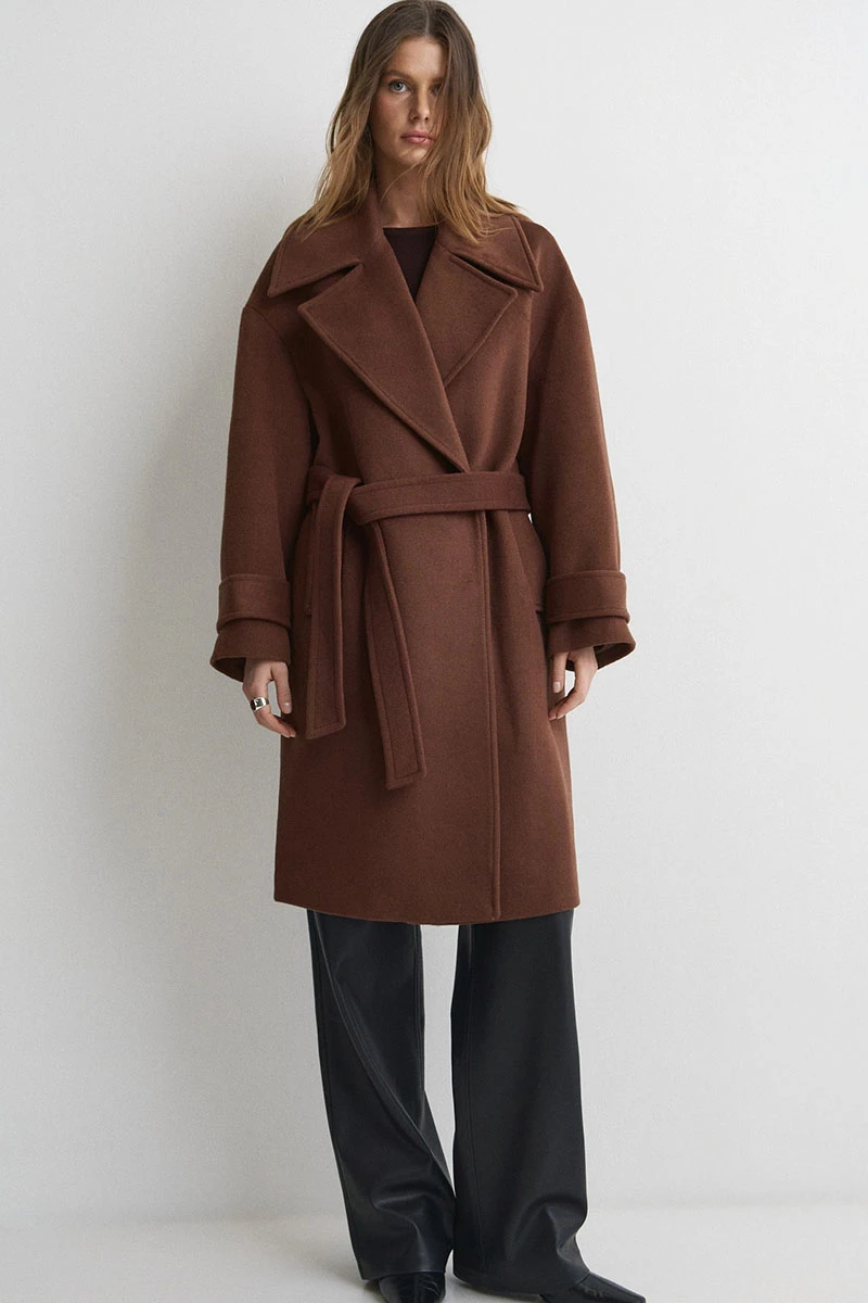 <span style="font-weight: 400;">Пальто-халат «</span><a href="https://www.lamoda.ru/p/mp002xw1n31l/clothes-snezhnayakoroleva-paltokhalat/?utm_medium=referral&utm_source=media.halvacard.ru&utm_campaign=blog&utm_term=text" target="_blank" rel="noopener"><span style="font-weight: 400;">Снежная королева</span></a><span style="font-weight: 400;">» — от 13 850 ₽ на Lamoda. Источник: lamoda.ru</span>