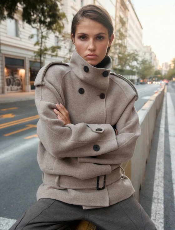 <span style="font-weight: 400;">Пальто — </span><a href="https://idol.ru/product/polupalto-iz-fakturnoj-shersti-id6381841294-47/" target="_blank" rel="noopener"><span style="font-weight: 400;">39 990 ₽</span></a><span style="font-weight: 400;">. Источник: idol.ru</span>