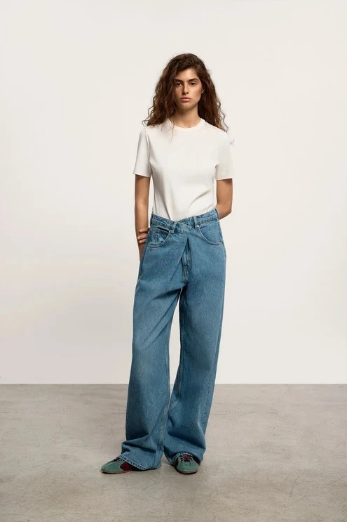 <p><span style="font-weight: 400;">Джинсы — </span><a href="https://www.2moodstore.com/collection/katalog/dzhinsy_shirokie_so_skladkoy_bg201_golubogo_tsveta/" target="_blank" rel="noopener"><span style="font-weight: 400;">16 980 ₽</span></a><span style="font-weight: 400;">. Источник: 2moodstore.com</span></p>