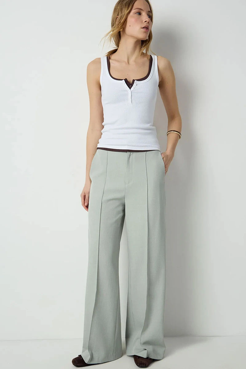 <p><span style="font-weight: 400;">Брюки </span><a href="https://www.gloria-jeans.ru/product/GPT011347-1?utm_medium=referral&utm_source=media.halvacard.ru&utm_campaign=blog&utm_term=text" target="_blank" rel="noopener"><span style="font-weight: 400;">Gloria Jeans</span></a><span style="font-weight: 400;"> — от 1299 ₽. Источник: gloria-jeans.ru</span></p>