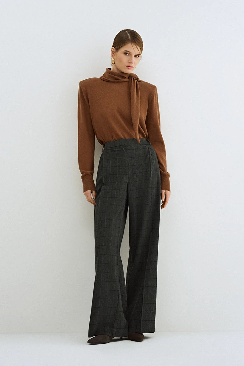 <span style="font-weight: 400;">Брюки </span><a href="https://ostin.com/product/shirokie-bryuki-so-skladkami/41104480299?utm_medium=referral&utm_source=media.halvacard.ru&utm_campaign=blog&utm_term=text" target="_blank" rel="noopener"><span style="font-weight: 400;">Ostin</span></a><span style="font-weight: 400;"> — от 3999 ₽. Источник: ostin.com</span>