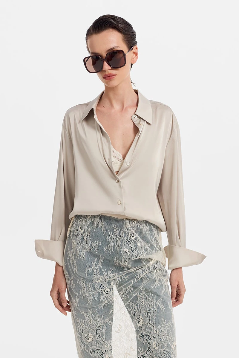 <p><span style="font-weight: 400;">Короткая рубашка </span><a href="https://loverepublic.ru/catalog/odezhda/bluzy/323219/?utm_medium=referral&utm_source=media.halvacard.ru&utm_campaign=blog&utm_term=text" target="_blank" rel="noopener"><span style="font-weight: 400;">Love Republic</span></a><span style="font-weight: 400;"> — 3999 ₽. Источник: loverepublic </span></p>