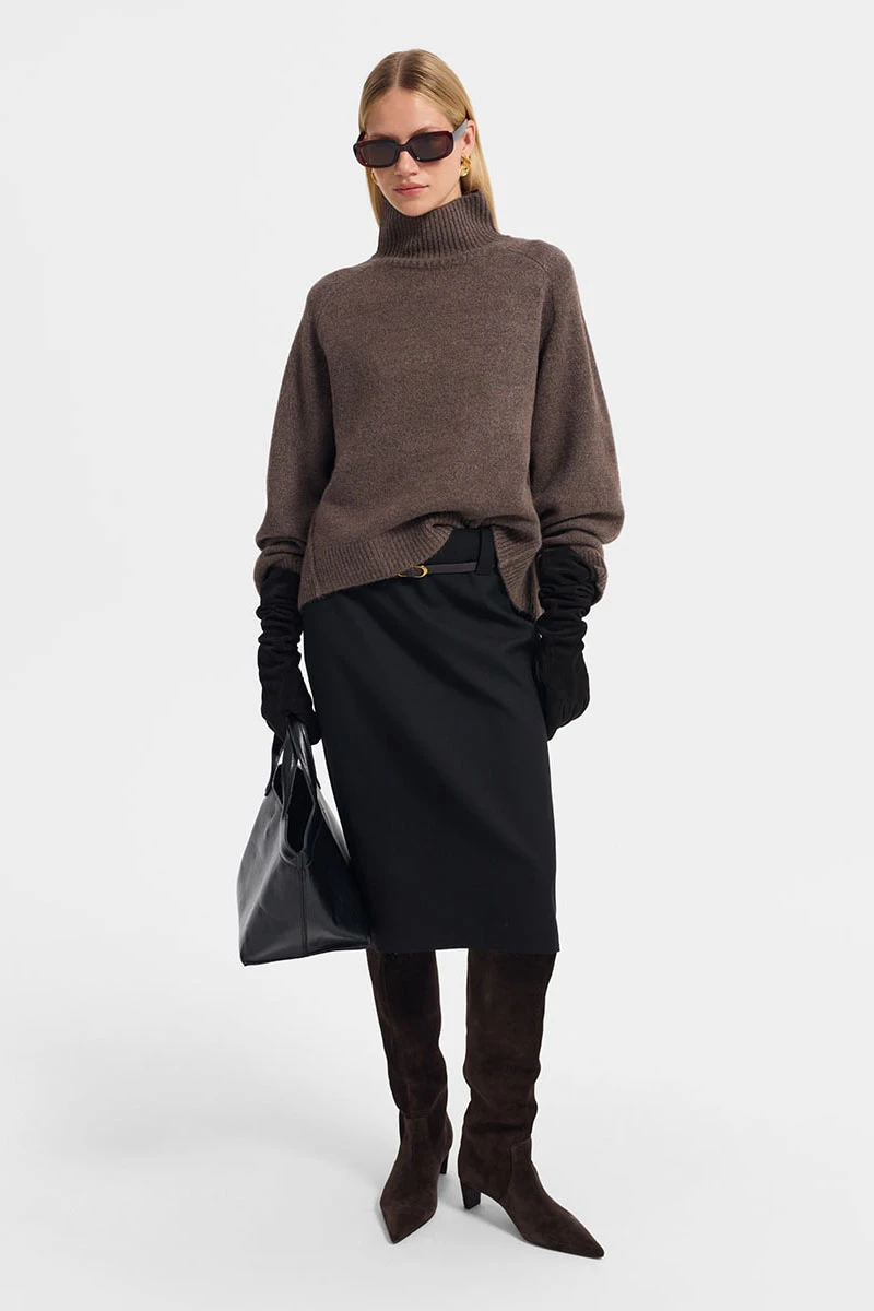 <p><span style="font-weight: 400;">Юбка-карандаш </span><a href="https://loverepublic.ru/catalog/odezhda/yubki/329174/?utm_medium=referral&utm_source=media.halvacard.ru&utm_campaign=blog&utm_term=text" target="_blank" rel="noopener"><span style="font-weight: 400;">Love Republic</span></a><span style="font-weight: 400;"> — от 6599 ₽. Источник: loverepublic.ru</span></p>