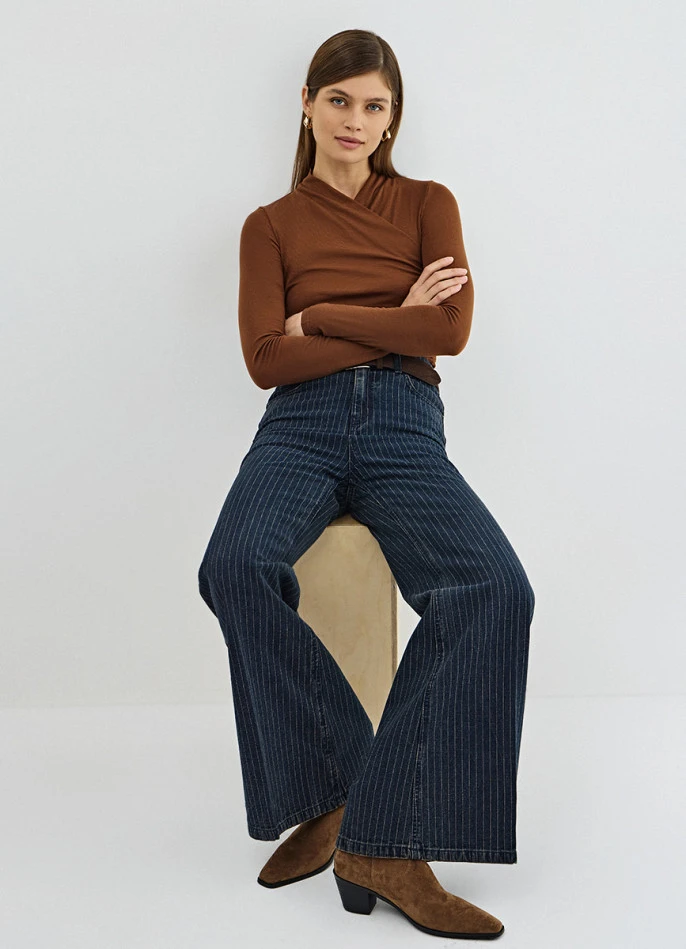<span style="font-weight: 400;">Джинсы — </span><a href="https://ostin.com/product/dzhinsy-klyosh-v-delikatnuyu-polosku/41420440299?category-id=15484250299&availability=disabled" target="_blank" rel="noopener"><span style="font-weight: 400;">4599 ₽</span></a><span style="font-weight: 400;">. Источник: ostin.com</span>