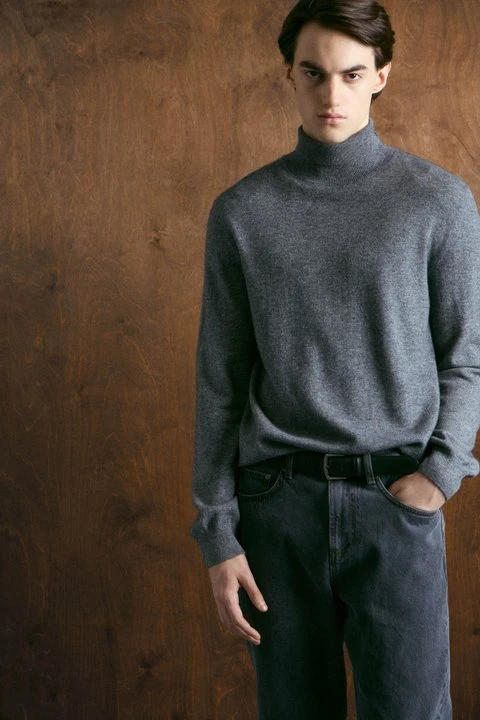 <p><span style="font-weight: 400;">Кашемировый свитер — </span><a href="https://limestore.com/ru_ru/product/38159-3643_178_033_dymcato_seryi_melanz" target="_blank" rel="noopener"><span style="font-weight: 400;">13 999 ₽</span></a><span style="font-weight: 400;">. Источник: limestore.com</span></p>