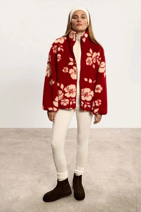 <span style="font-weight: 400;">Куртка — </span><a href="https://www.2moodstore.com/collection/katalog/kurtka_flisovaya_s_tsvetochnym_risunkom_krasnogo_tsveta/"><span style="font-weight: 400;">22 990 ₽</span></a><span style="font-weight: 400;">. Источник: 2moodstore.com</span>