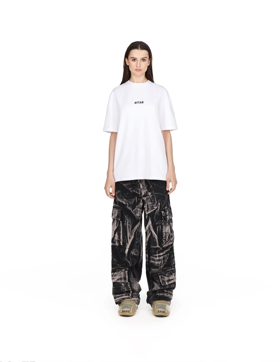 <p><span style="font-weight: 400;">Брюки — </span><a href="https://outlaw.ru/product/white-basic-t-shirt-40" target="_blank" rel="noopener"><span style="font-weight: 400;">8000 ₽</span></a><span style="font-weight: 400;">. Источник: outlaw.ru</span></p>