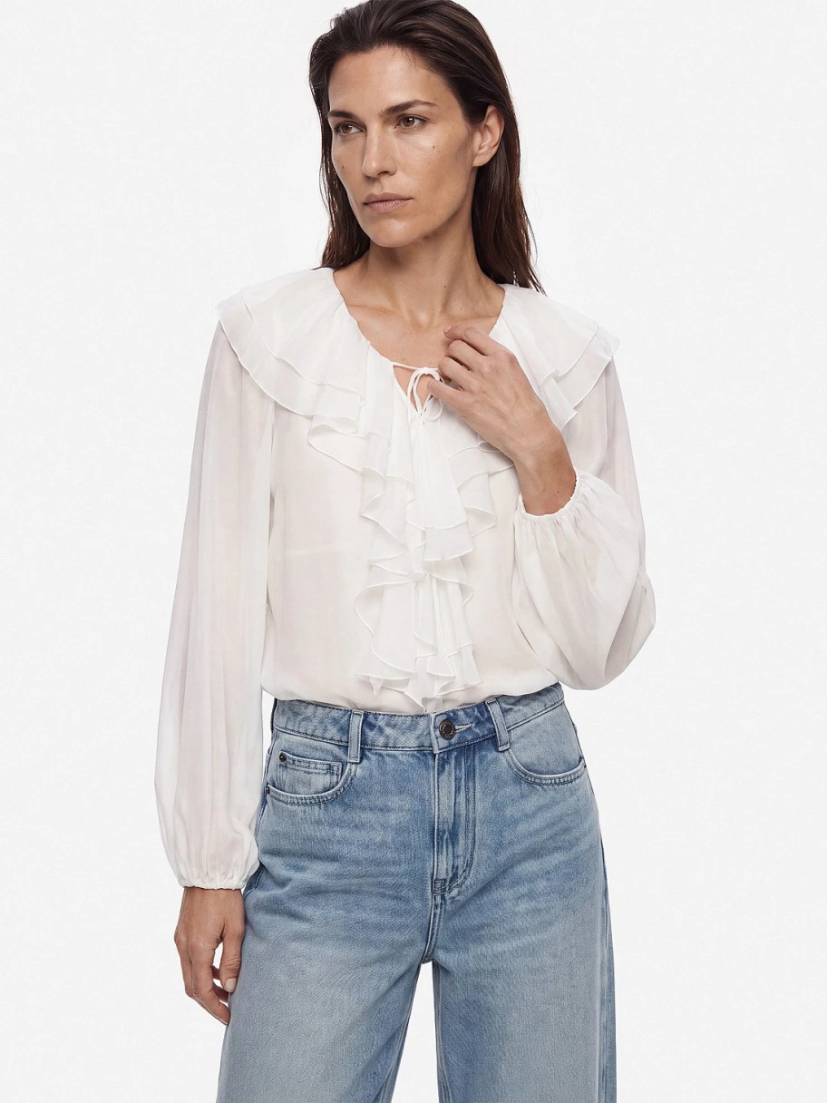 <p><span style="font-weight: 400;">Блуза — </span><a href="https://www.charuel.ru/catalogue/odezhda/bluzy/bluza/bluza-zhenskaya_124/" target="_blank" rel="noopener"><span style="font-weight: 400;">16 990 ₽</span></a><span style="font-weight: 400;">. Источник: charuel.ru </span></p>