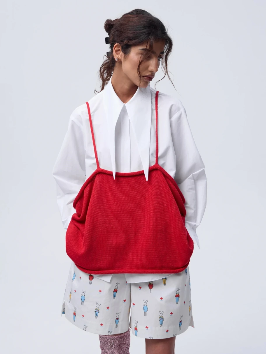 <p><span style="font-weight: 400;">Топ — </span><a href="https://mamarazreshila.ru/products/top-vyazanyi-na-zavyazkakh-mr26knto513-tsvet-krasnyi" target="_blank" rel="noopener"><span style="font-weight: 400;">12 990 ₽</span></a><span style="font-weight: 400;">. Источник: mamarazreshila.ru</span></p>