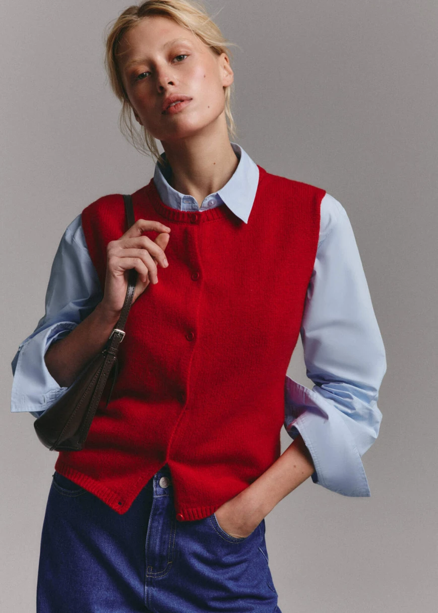 <span style="font-weight: 400;">Вязаный жилет — </span><a href="https://www.sela.ru/eshop/women/zhilety/SL6811010905_70/" target="_blank" rel="noopener"><span style="font-weight: 400;">2999 ₽</span></a><span style="font-weight: 400;">. Источник: sela.ru</span>