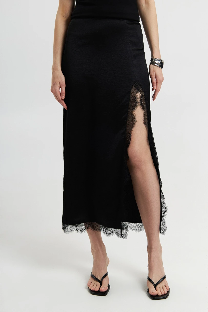 <p><span style="font-weight: 400;">Юбка с разрезом — </span><a href="https://ame-store.ru/catalog/yubki/287730/" target="_blank" rel="noopener"><span style="font-weight: 400;">11 190 ₽</span></a><span style="font-weight: 400;">. Источник: ame-store.ru</span></p>