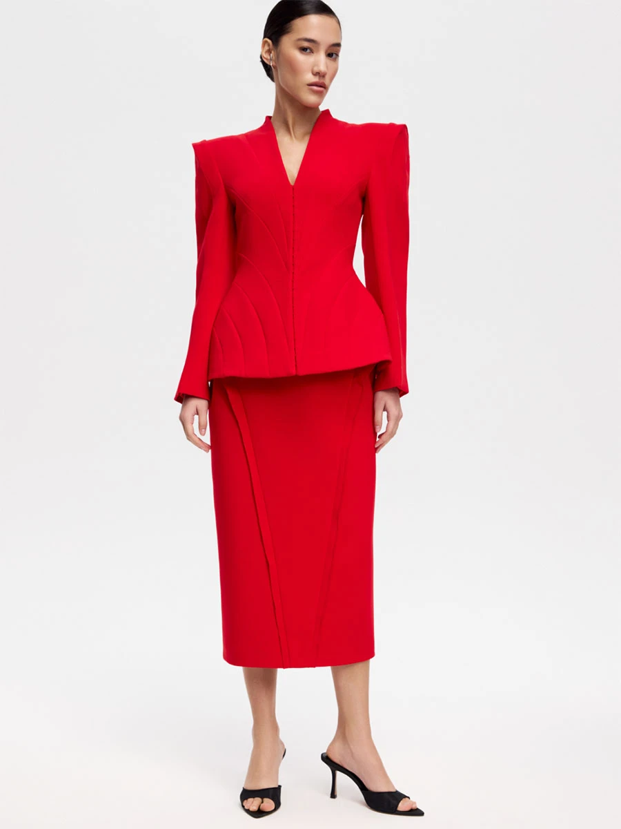<p><span style="font-weight: 400;">Жакет — </span><a href="https://truered.ru/catalog/zhakety_i_zhilety/zhaket_s_relefami_275003/" target="_blank" rel="noopener"><span style="font-weight: 400;">18 200 ₽</span></a><span style="font-weight: 400;">. Источник: truered.ru</span></p>