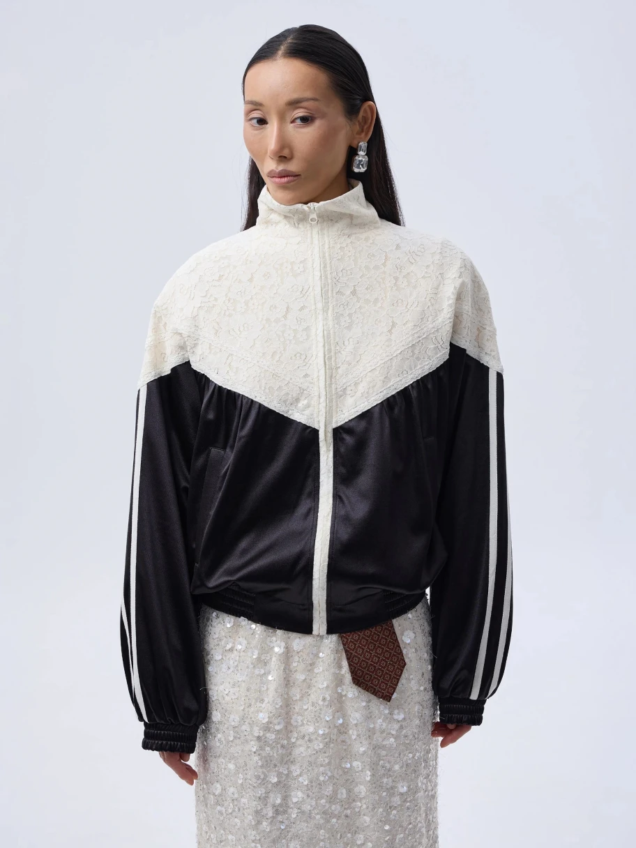 <span style="font-weight: 400;">Олимпийка — </span><a href="https://mamarazreshila.ru/products/olimpiika-zhenskaya-mr25bmb78w04-tsvet-chernyi-aivori" target="_blank" rel="noopener"><span style="font-weight: 400;">19 900 ₽</span></a><span style="font-weight: 400;">. Источник: mamarazreshila.ru</span>