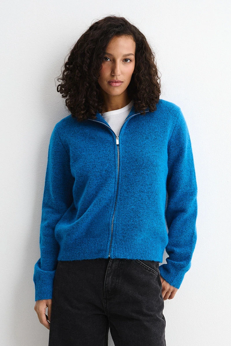 <p><span style="font-weight: 400;">Кардиган </span><a href="https://www.lamoda.ru/p/mp002xw1ocdz/?utm_medium=referral&utm_source=media.halvacard.ru&utm_campaign=blog&utm_term=text" target="_blank" rel="noopener"><span style="font-weight: 400;">Befree</span></a><span style="font-weight: 400;"> — от 3100 ₽ на Lamoda. Источник: lamoda.ru</span></p>