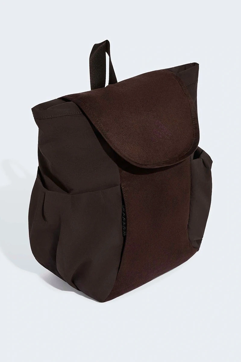 <span style="font-weight: 400;">Рюкзак </span><a href="https://www.lamoda.ru/p/rtlafl387901/bags-adidas-ryukzak?utm_medium=referral&utm_source=media.halvacard.ru&utm_campaign=blog&utm_term=text" target="_blank" rel="noopener"><span style="font-weight: 400;">Adidas</span></a><span style="font-weight: 400;"> — от 5999 ₽. Источник: lamoda.ru</span>